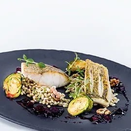 Candát s loupaným ječmenem, omáčkou z opražené řepy a karamelizovanou růžičkovou kapustou